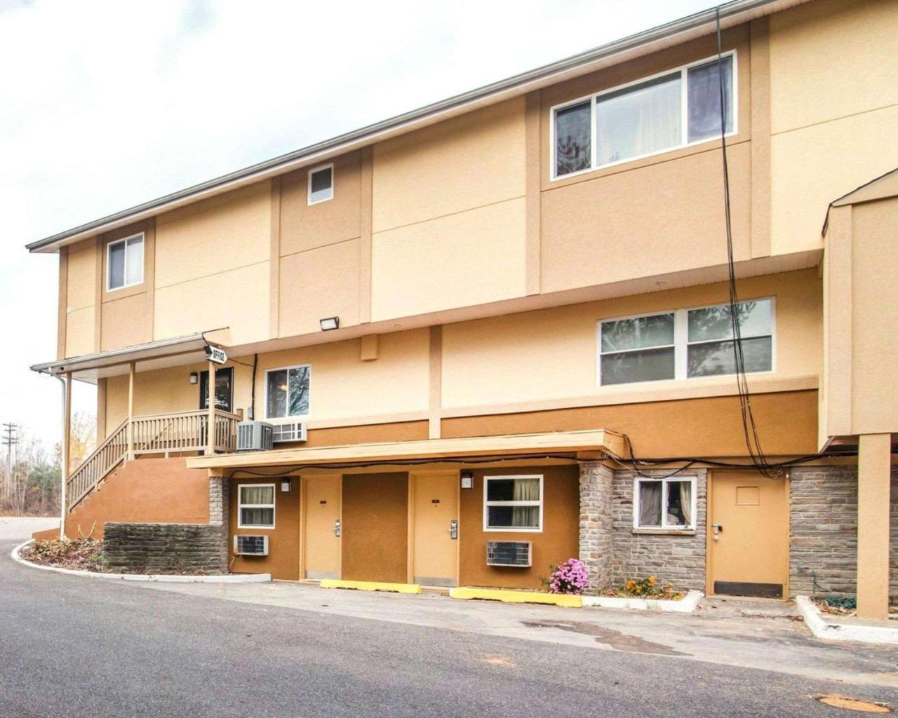 Econo Lodge Ню Палц Екстериор снимка